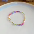 Détail d'un bracelet de perles colorées fait main avec motifs fleurs - Bracelet / Coloré