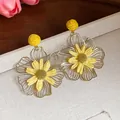Orecchini a fiore in rafia gialla fatti a mano con petali in metallo dorato moda - Stile con perno dell'orecchino in argento / Oro E Giallo