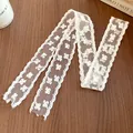 Vista detallada del collar de cinta de encaje blanco francés con delicado patrón floral - Estilo 1 (Bufanda) / Blanco