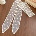 Detalle de cinta de encaje blanco con un elegante patrón de bordado de mariposa - Patrón de Mariposa (Bufanda) / Blanco