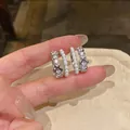 Detailansicht von silbernen Ohrringen mit Zirkon-Schmetterling und weißen Perlen - Schmetterling Hohl Stil / Silber