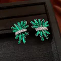 Dettaglio ravvicinato di eleganti orecchini a perno con strass verdi a forma di fuoco - 不规则烟花造型 / Argento-Verde