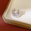 Elegante ear cuff de doble capa de perlas y circonitas con acabado plateado para oreja - Clip de oreja único / Plateado