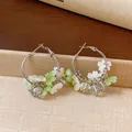 Frische grün-weiße Blumen-Charm-Creolen mit eleganten transparenten Perlen. - Silberner Ohrstecker - Silber - Grün