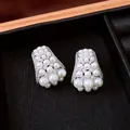 Dettaglio ravvicinato di orecchini vintage con perle e zirconi su vassoio in velluto nero - Stile Geometrico Trapezoidale / Argento