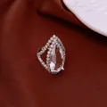 Exquisite Nahaufnahme eines Vintage-Rings mit Zirkonia-Tropfen auf Luxus-Seidenstoff. - Weiß