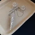 Detaillierte Ansicht der silbernen gotischen Fingerpanzerung mit filigranen Ketten - Hohlkegel Fingerpanzer Ring / Silber