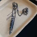 Detailansicht eines schwarzen gotischen hohlen Fingerrüstungsring-Sets mit Ketten - Hohlkegel Fingerpanzer Ring / Gunmetal