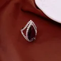 Detaillierte Makroaufnahme eines Vintage-Tropfenrings mit lila Zirkon und Pavé-Steinen - Lila