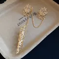 Detail eines gotischen, hohlen, konischen Fingerrüstungsrings mit Ketten in Gold - Hohlkegel Fingerpanzer Ring / Gold