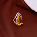 Nahaufnahme eines Vintage-Rings mit birnenförmigem gelbem Zirkonia und Silberband - Gelb