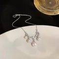 Elegante silberne Fransenhalskette mit weißen Perlen und funkelnden Zirkonia-Steinen. - Perlen-Quasten-Kette / Silber