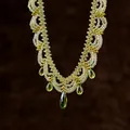 Collier en dentelle de perles de verre vertes et dorées avec des pendentifs en cristal - Vert