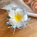 Primo piano di una molletta per capelli a fiori bohémien con petali bianchi e blu - Fermagli per capelli a becco d'anatra / Azzurro