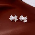 Macro view of vintage fan-shaped silver earrings with central pearl and zirconia details - Fan Shape Style / Silver Pin Silver