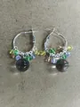 Orecchini a cerchio color argento con perline colorate e sfere scure traslucide. - Argento - Arcobaleno
