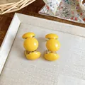 Boucles d'oreilles en résine jaune en forme de C avec un design à trois billes - Jaune