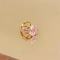 Dettaglio di un anello a fiore di ciliegio in smalto rosa con fascia regolabile placcata oro - Aperto Regolabile / Oro-Rosa