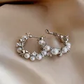 Eleganti orecchini a cerchio in argento con perle bianche e raffinati dettagli in zircone - Cerchio di perle / Argento