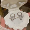 Eleganti orecchini a cerchio a croce in argento con zirconi e perle in un portagioie - Orecchino a Scatto con Croce e Perla / Argento