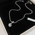 Elegante silberne Schlangenkette mit einem funkelnden runden Zirkonia-Anhänger für Damen - Silber