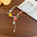Vista dettagliata di una collana di perle stile dopamina con vivaci ciondoli a fiori - Collana-Multicolore