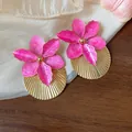 Vista dettagliata di orecchini a fiore in smalto rosa con base a disco oro pieghettato - Orecchini Tondi Fiore / Rosa Rosso