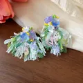 Orecchini a perno con fiori in resina, nappe colorate in nastro e ago d'argento - Orecchini a Nappa a Fiore / Verde