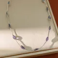 Primer plano de collar de cadena de malla plateada con cuentas de circón - Collar / Púrpura