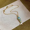 Dettaglio della collana con ciondolo a pesce in acciaio inossidabile e smalto blu - Collana - Oro - Blu