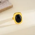 Anillo vintage dorado con piedra negra ovalada incrustada y textura de metal martillado. - Estilo Ovalado (HR3616) / Oro Antiguo Negro