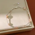 Elegante zilverkleurige armband met oranje zirkoonaccenten op een luxe gouden geschenkdoos. - Zilver-Koffie