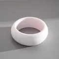 Primo piano di un bracciale rigido in resina bianca lucida dallo stile semplice. - Bangle / Bianco