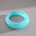 Dettaglio di un bracciale a cerchio in resina blu marmorizzata dal design minimalista - Bangle / Celeste