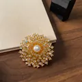 Élégante broche fleur plaquée or 18 carats avec perle et zircons scintillants - Style Fleur Blanche