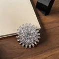 Broche fleur scintillante de luxe avec de superbes cristaux de zircone en finition argentée - Style Radiant Tout Strass