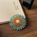 Élégante broche fleur plaquée or 18k avec pierres turquoises et perle centrale - Style pétale bleu