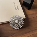Élégante broche fleur plaquée or 18 carats avec grappe de zircons et perle centrale - Style Pétale Blanc Argenté