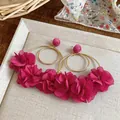 Dettaglio degli orecchini a fiori in chiffon magenta con cerchi dorati e aghi in argento - Stile Perno in Argento / Rosa Rosso
