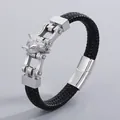 Bracelet pour homme en cuir tressé noir avec breloque tête de loup en acier inoxydable. - Tête de Loup en Acier (KB109754-K)