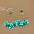 Dettaglio orecchini a cerchio con fiori in chiffon turchese e finitura dorata - Stile Perno in Argento / Verde petrolio
