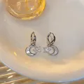 Vue détaillée de boucles d'oreilles en argent avec étoile en zircon et lune en nacre - Boucle d'Oreille Étoile Lune / Argent
