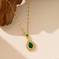 Dettaglio di una collana di lusso con zircone verde a goccia e placcatura in oro giallo - Zircone Verde Goccia (9202)