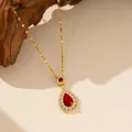 Dettaglio di collana con zircone rosso a goccia con catena dorata e accenti bianchi. - Zircone Rosso Goccia (9201)