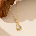 Dettaglio macro di una collana con ciondolo a goccia placcata in oro con zirconi scintillanti. - Zircone Bianco Goccia (9203)