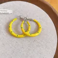 Boucles d'oreilles créoles jaunes en résine avec pois bleus et tiges en argent pur - 3cm / Style à pois bleus / Jaune