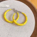 Boucles d'oreilles créoles C en résine jaune à pois bleus - 4cm / Style à pois bleus / Jaune
