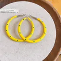 Boucles d'oreilles créoles jaunes en résine avec un motif à pois bleus très ludique - 5cm / Style à pois bleus / Jaune