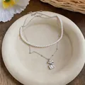 Detalle de collar de perlas vintage de dos capas con colgante geométrico de piedra cuadrada - Collar con Colgante de Flor de Doble Capa / Plata-Blanco