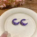Primer plano de aretes de aro de esmalte morado en forma de C con lunares amarillos - Púrpura